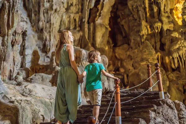 Madre e hijo turistas en Hang Sung Sot Grotto Cave of Surprises, Halong Bay, Vietnam. Viajar con concepto de niños. Turismo después del coronavirus — Foto de Stock