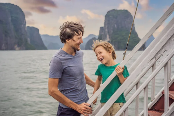 Padre e figlio viaggiatori è in viaggio in barca a Halong Bay. Vietnam. Viaggio in Asia, emozione felicità, concetto di vacanza estiva. Viaggiare con il concetto di bambini. Dopo il COVID 19. Mare pittoresco — Foto Stock