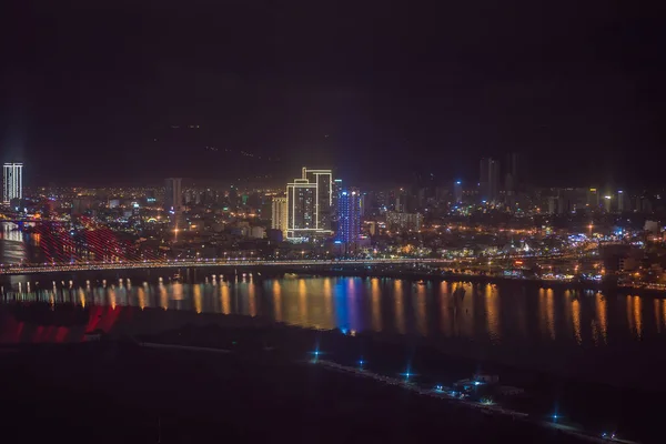 La arquitectura que brilla bajo la ciudad iluminada por la noche hace que la ciudad sea más vibrante en Da Nang, Vietnam —  Fotos de Stock