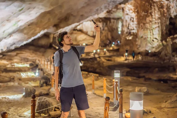 Hombre turista en Hang Sung Sot Gruta Cueva de las Sorpresas, Bahía de Halong, Vietnam — Foto de Stock