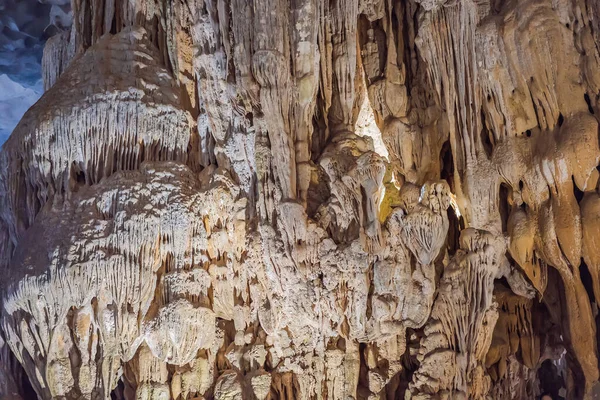 Cueva de sorpresas de la gruta de Halong, Bahía de Halong, Vietnam — Foto de Stock