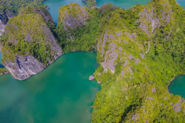 Yüzen balıkçı köyü ve kaya adası, Halong Körfezi, Vietnam, Güneydoğu Asya 'nın hava manzarası. UNESCO Dünya Mirası Alanı. Ha Long Körfezi 'ne tekne gezisi. Vietnam 'ın ünlü simgesi.
