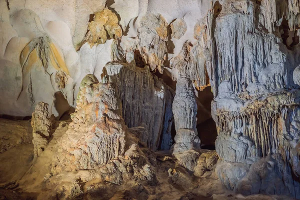 Cueva de sorpresas de la gruta de Halong, Bahía de Halong, Vietnam — Foto de Stock