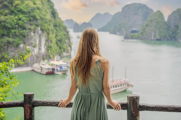 Mujer atractiva en un vestido está viajando en la bahía de Halong. Vietnam. Viaje a Asia, emoción por la felicidad, concepto de vacaciones de verano. Pintoresco paisaje marino. Ha Long Bay, Vietnam —  Fotos de Stock