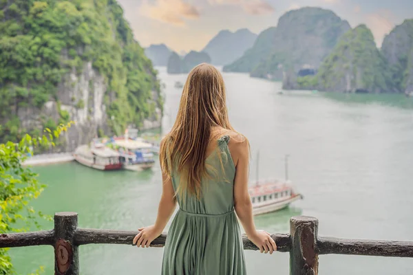 Attraktive Frau im Kleid ist in der Halong Bay unterwegs. Vietnam. Reise nach Asien, Glücksgefühle, Sommerurlaubskonzept. Malerische Meereslandschaft. Ha Long Bay, Vietnam — Stockfoto