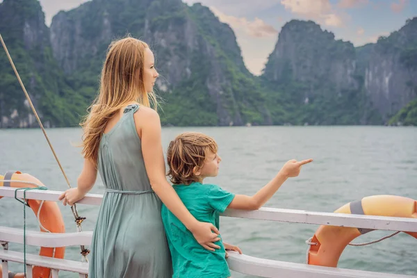Mamma e figlio viaggiatori è in viaggio in barca a Halong Bay. Vietnam. Viaggio in Asia, emozione felicità, concetto di vacanza estiva. Viaggiare con il concetto di bambini. Dopo il COVID 19. Pittoresco paesaggio marino — Foto Stock