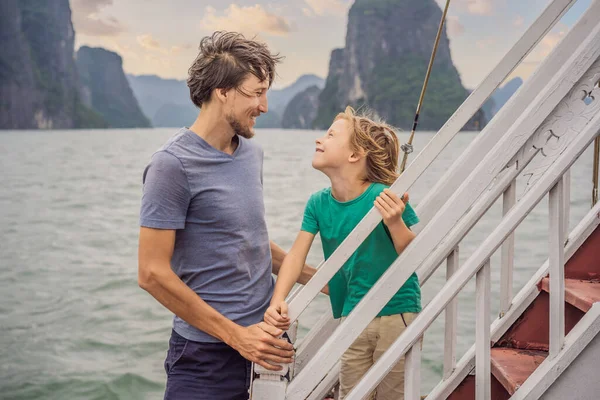 Otec a syn cestují lodí v Halong Bay. Vietnam. Cestování do Asie, emoce štěstí, letní prázdniny. Cestování s dětskou koncepcí. Po COVID19. Malebné moře — Stock fotografie