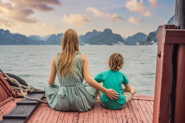 Мама з сином подорожують човном у бухті Хей-Бей. В'єтнам. Подорож в Азію, емоції щастя, літнє свято. Подорожі з дитячою концепцією. Після COVID 19. мальовничий морський пейзаж. — стокове фото