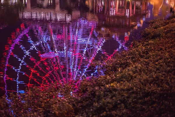 Reflexão em água Roda gigante no chão justo à noite — Fotografia de Stock