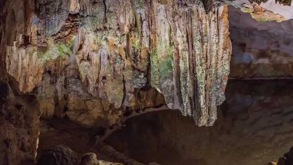 Cueva de sorpresas de la gruta de Halong, Bahía de Halong, Vietnam — Foto de Stock