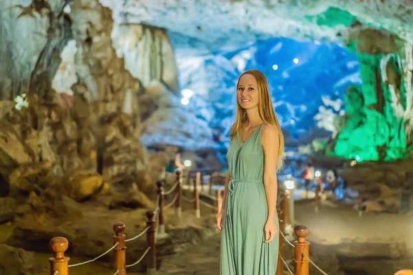 Turista en Hang Sung Sot Grotto Cueva de sorpresas, Bahía de Halong, Vietnam — Foto de Stock