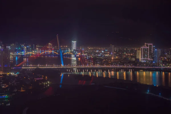 La arquitectura que brilla bajo la ciudad iluminada por la noche hace que la ciudad sea más vibrante en Da Nang, Vietnam —  Fotos de Stock