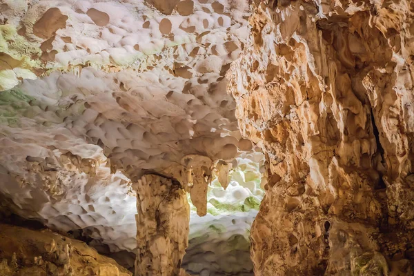 Cueva de sorpresas de la gruta de Halong, Bahía de Halong, Vietnam — Foto de Stock