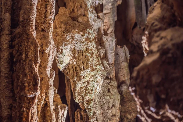 Cueva de sorpresas de la gruta de Halong, Bahía de Halong, Vietnam — Foto de Stock