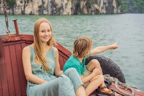 Mamma e figlio viaggiatori è in viaggio in barca a Halong Bay. Vietnam. Viaggio in Asia, emozione felicità, concetto di vacanza estiva. Viaggiare con il concetto di bambini. Dopo il COVID 19. Pittoresco paesaggio marino — Foto Stock