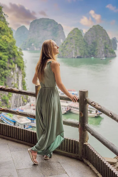 Attraktive Frau im Kleid ist in der Halong Bay unterwegs. Vietnam. Reise nach Asien, Glücksgefühle, Sommerurlaubskonzept. Malerische Meereslandschaft. Ha Long Bay, Vietnam — Stockfoto