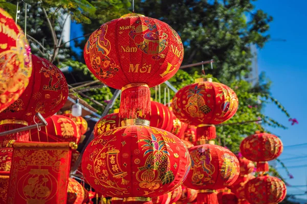 Decoratie item voor Maan Nieuwjaar met tekst Gelukkig Nieuwjaar in het Vietnamees en wensen van al het beste — Stockfoto