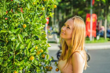 Tet Tatillerinde güzel beyaz bir turist kadın. Vietnam Çin Yeni Yılı İlkbaharda