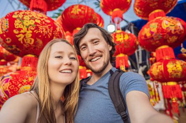 Kafkasyalı turistler Tet tatillerinde mutlu bir çift. Vietnam Çin Yeni Yılı İlkbaharda