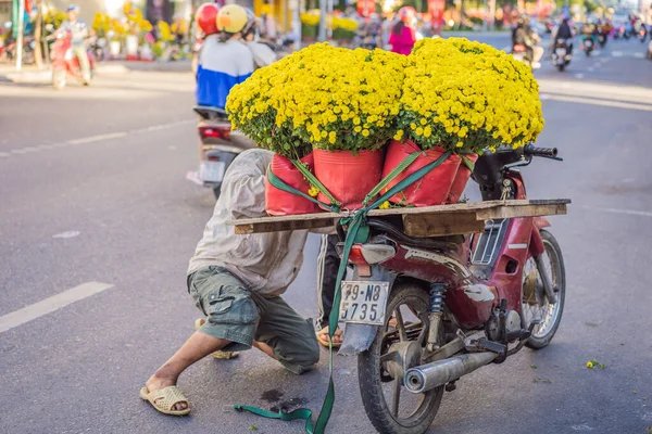 Vietnam, Nha Trang, 23 de enero de 2020: Los hombres vietnamitas se preparan para transportar flores para el Año Nuevo Lunar, Tet — Foto de Stock