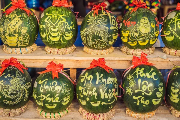 Melancias com gravura festiva em Tet Eve. Tet é Ano Novo Lunar e comemorado durante quatro dias no Vietnã — Fotografia de Stock