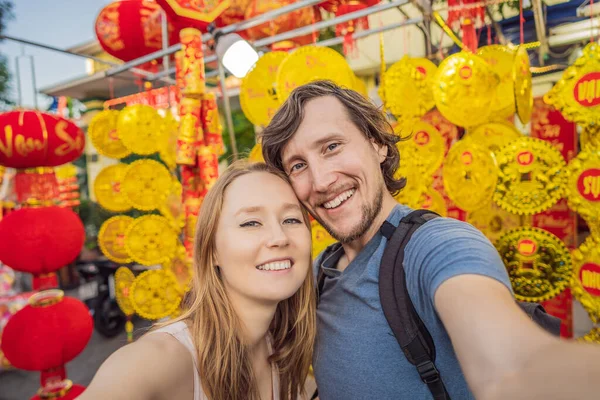 Turistas caucásicos feliz pareja hombre y mujer en vacaciones Tet. Vietnam Año Nuevo Lunar chino en primavera — Foto de Stock
