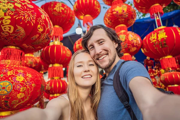 Turistas caucásicos feliz pareja hombre y mujer en vacaciones Tet. Vietnam Año Nuevo Lunar chino en primavera — Foto de Stock