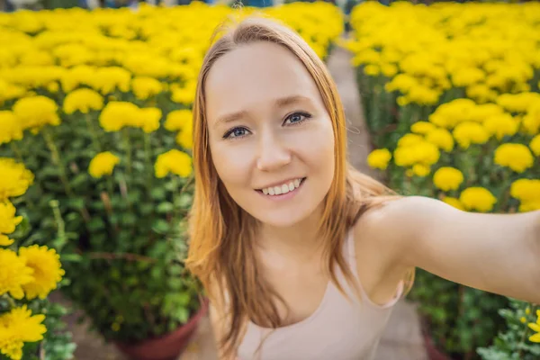 Hermosa mujer turista caucásica en vacaciones Tet. Vietnam Año Nuevo Lunar chino en primavera — Foto de Stock