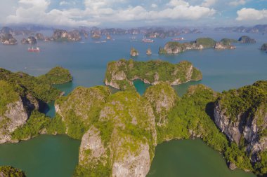 Yüzen balıkçı köyü ve kaya adası, Halong Körfezi, Vietnam, Güneydoğu Asya 'nın hava manzarası. UNESCO Dünya Mirası Alanı. Ha Long Körfezi 'ne tekne gezisi. Vietnam 'ın ünlü simgesi.