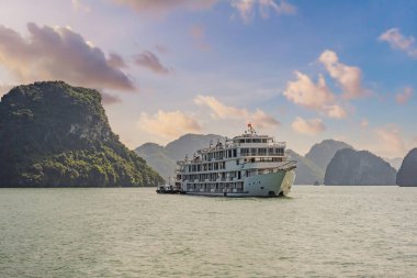 Halong Körfezi, Vietnam 'daki gemi ve adaları dolaşın.