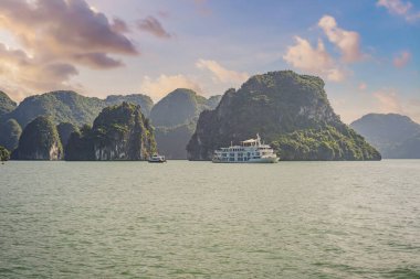 Halong Körfezi, Vietnam 'daki gemi ve adaları dolaşın.