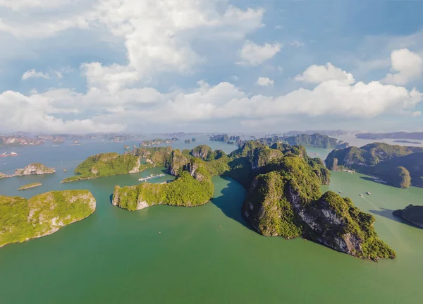 Vista aérea del pueblo pesquero flotante y la isla de roca, Bahía de Halong, Vietnam, Sudeste Asiático. UNESCO Patrimonio de la Humanidad. Crucero en bote basura a Ha Long Bay. Monumento popular de Vietnam —  Fotos de Stock