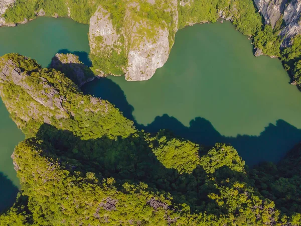 Vista aérea del pueblo pesquero flotante y la isla de roca, Bahía de Halong, Vietnam, Sudeste Asiático. UNESCO Patrimonio de la Humanidad. Crucero en bote basura a Ha Long Bay. Monumento popular de Vietnam — Foto de Stock