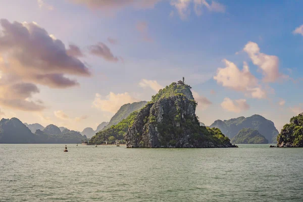 Festői tengeri táj. Ha Long Bay, Vietnam — Stock Fotó