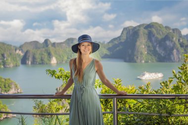 Elbiseli çekici bir kadın Halong Körfezi 'nde seyahat ediyor. Vietnam. Asya 'ya seyahat, mutluluk duygusu, yaz tatili konsepti. Resimli deniz manzarası. Ha Long Körfezi, Vietnam