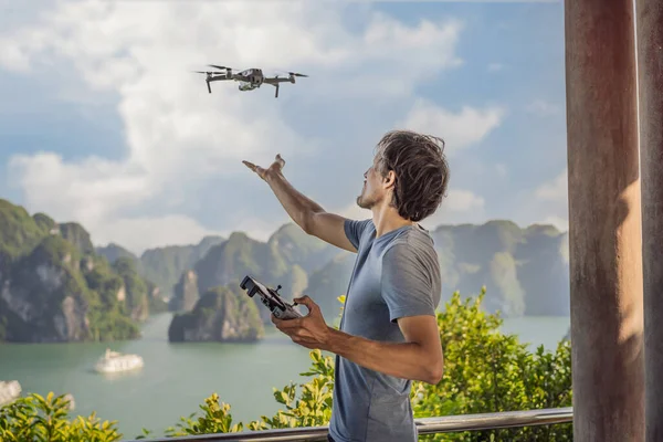 Ο άνθρωπος ελέγχει ένα drone στο Halong Bay. Βιετνάμ. Ταξίδι στην Ασία, συναίσθημα ευτυχίας, καλοκαιρινές διακοπές έννοια. Γραφικό θαλάσσιο τοπίο. Ha Long Bay, Βιετνάμ — Φωτογραφία Αρχείου