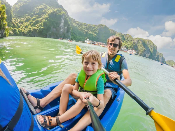 Mãe, pai e filho viajantes remando em um caiaque em Halong Bay. Vietname. Viaje para a Ásia, emoção de felicidade, conceito de férias de verão. Viajar com conceito de crianças. Depois do COVID 19. Mar pitoresco — Fotografia de Stock
