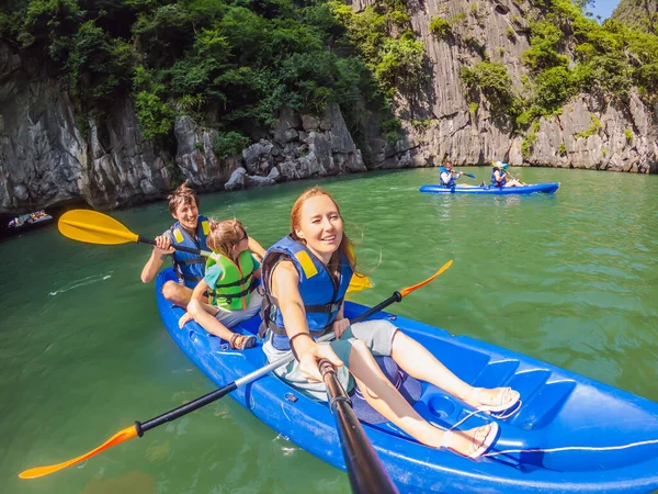 Mãe, pai e filho viajantes remando em um caiaque em Halong Bay. Vietname. Viaje para a Ásia, emoção de felicidade, conceito de férias de verão. Viajar com conceito de crianças. Depois do COVID 19. Mar pitoresco — Fotografia de Stock