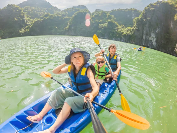 Mãe, pai e filho viajantes remando em um caiaque em Halong Bay. Vietname. Viaje para a Ásia, emoção de felicidade, conceito de férias de verão. Viajar com conceito de crianças. Depois do COVID 19. Mar pitoresco — Fotografia de Stock