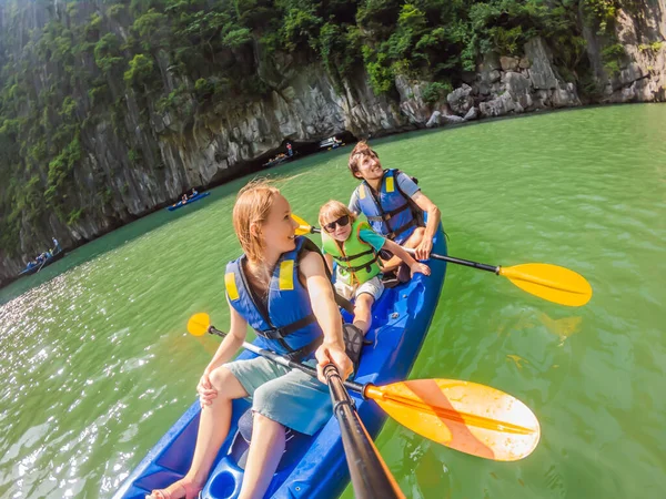 Mãe, pai e filho viajantes remando em um caiaque em Halong Bay. Vietname. Viaje para a Ásia, emoção de felicidade, conceito de férias de verão. Viajar com conceito de crianças. Depois do COVID 19. Mar pitoresco — Fotografia de Stock