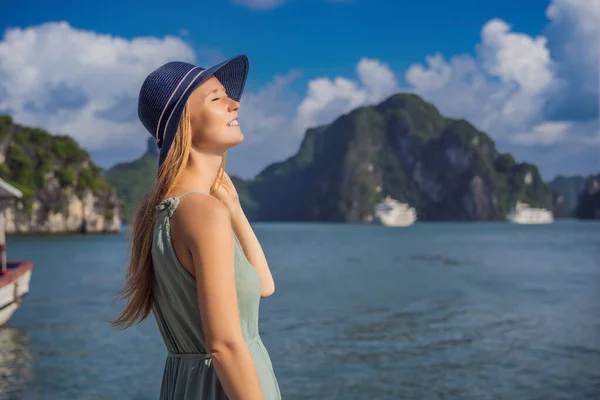 Elbiseli çekici bir kadın Halong Körfezi 'nde seyahat ediyor. Vietnam. Asya 'ya seyahat, mutluluk duygusu, yaz tatili konsepti. Resimli deniz manzarası. Ha Long Körfezi, Vietnam — Stok fotoğraf