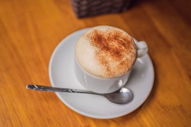 Üst manzara, tahta arka planda bir fincan Giang yumurtası kahvesi. Vietnam, Ha Noi 'de Vietnam kahvesi. Yumurtalar kahveyle, sıcak içecekle ya da buzla çırpılır.