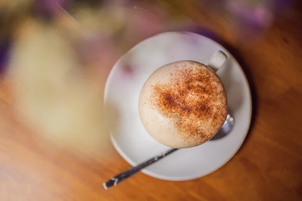 Vista superior de una taza de café de huevo Giang sobre fondo de madera. Café vietnamita en Ha Noi, Vietnam. Los huevos son batidos con café, bebida caliente o con hielo — Foto de Stock