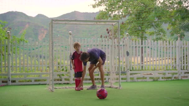 Медленная съемка маленького мальчика на футбольной тренировке — стоковое видео