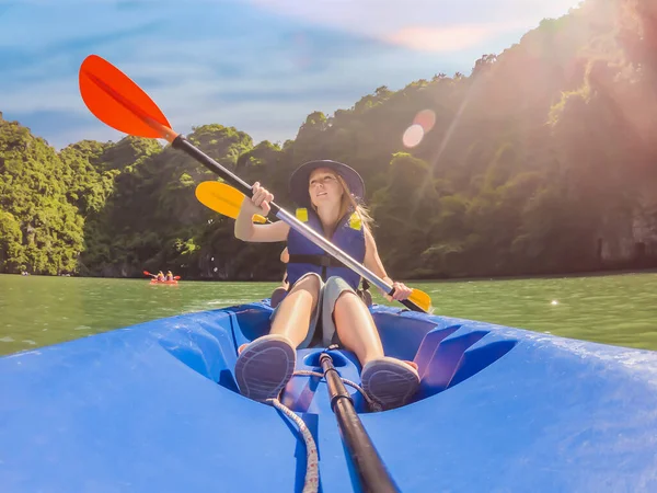 Mutter, Vater und Sohn rudern auf einem Kajak in der Halong-Bucht. Vietnam. Reise nach Asien, Glücksgefühle, Sommerurlaubskonzept. Unterwegs mit Kindern. Nach COVID 19. Malerisches Meer — Stockfoto