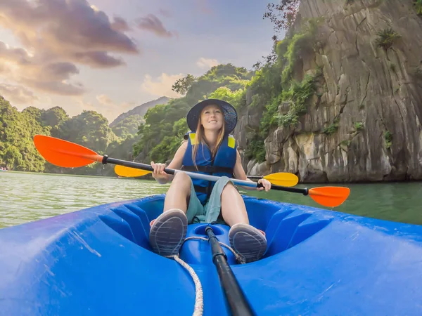 Mutter, Vater und Sohn rudern auf einem Kajak in der Halong-Bucht. Vietnam. Reise nach Asien, Glücksgefühle, Sommerurlaubskonzept. Unterwegs mit Kindern. Nach COVID 19. Malerisches Meer — Stockfoto