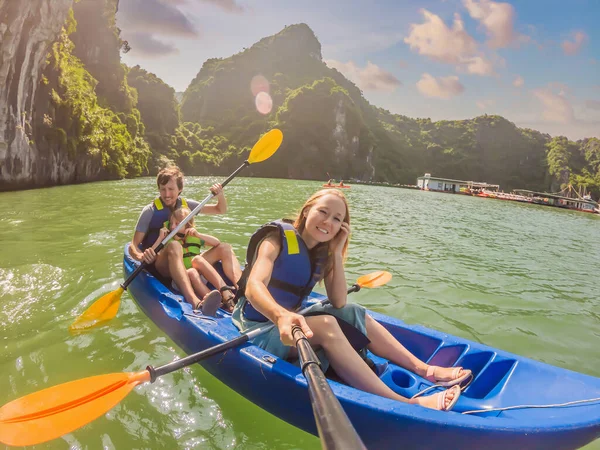 Mãe, pai e filho viajantes remando em um caiaque em Halong Bay. Vietname. Viaje para a Ásia, emoção de felicidade, conceito de férias de verão. Viajar com conceito de crianças. Depois do COVID 19. Mar pitoresco — Fotografia de Stock