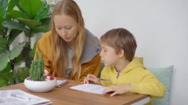 Genç bir kadın ve oğlu, yemek kaselerinin servis edildiği güzel bir kafede yemek yiyorlar. Dürtüleri için malzemeleri seçiyorlar.