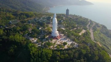 Danang şehrindeki sözde Buda Hanım 'ın hava görüntüsü. Vietnam 'ın merkezinde bir turizm merkezi. Vietnam 'a seyahat