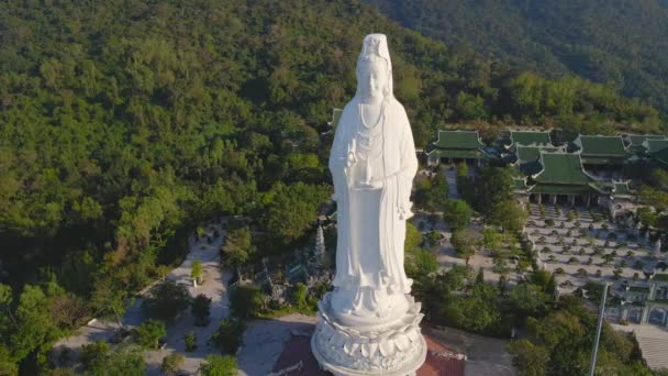Foto aérea de la llamada Lady Buddha en la ciudad de Danang. Destino turístico del centro de Vietnam. Viajar a Vietnam concepto — Vídeo de stock